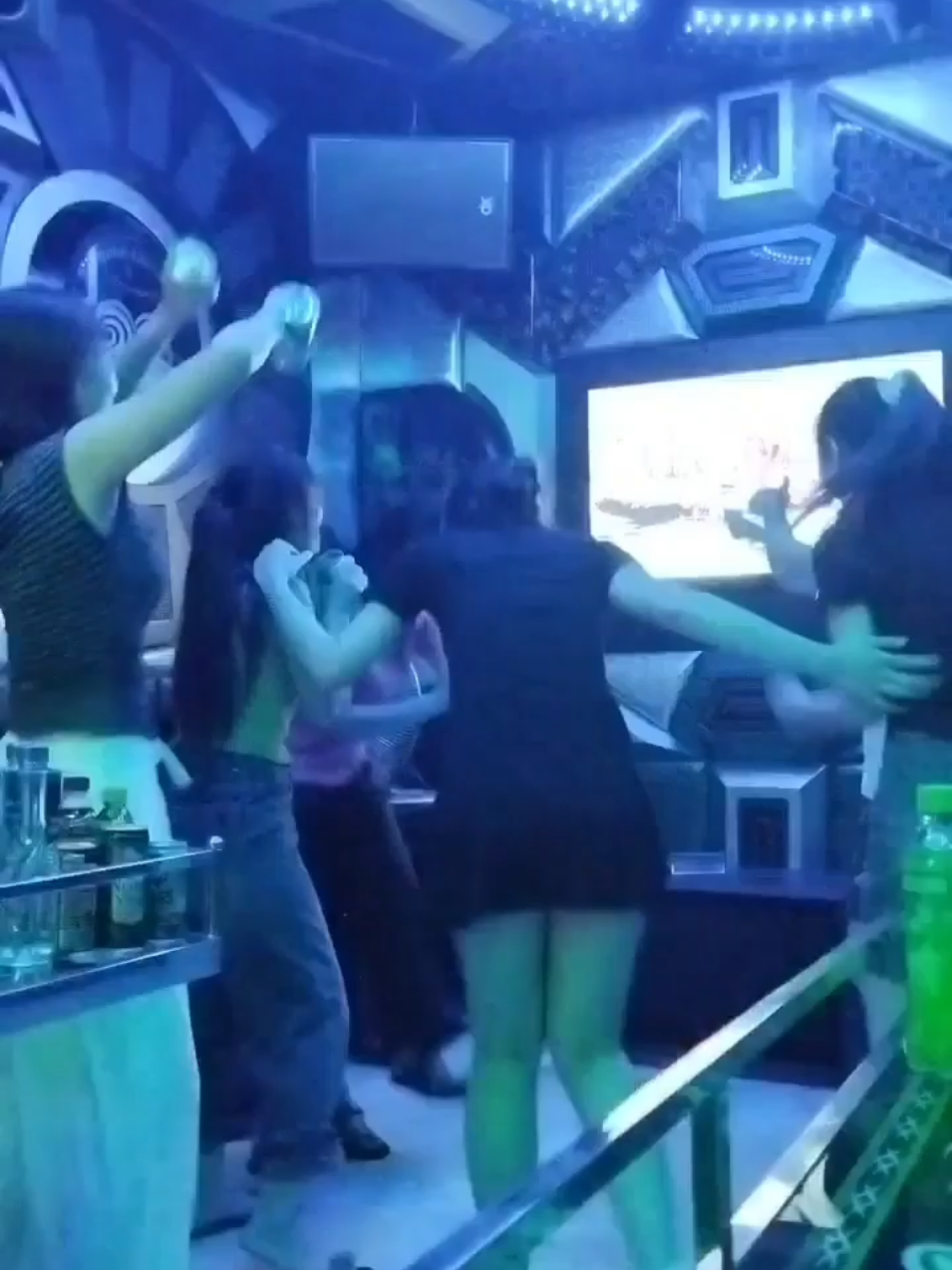 Chắc là thời chưa đến thôi... Chứ sao mà nghèo thế này mãi được.