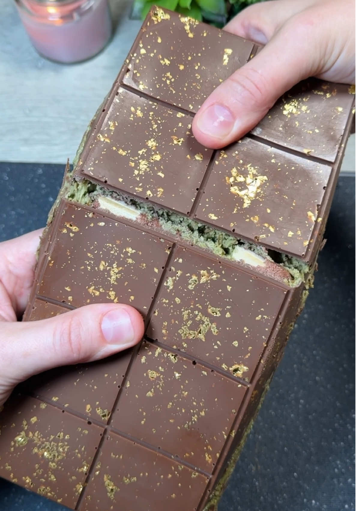 Ohh that Kinder Bueno Dubai Chocolate Crunch 😍✨🍫 #dubaichocolatemaking #kinderdubaichocolate #kinderbuenodubaichocolate #chocolateasmr #asmrsounds