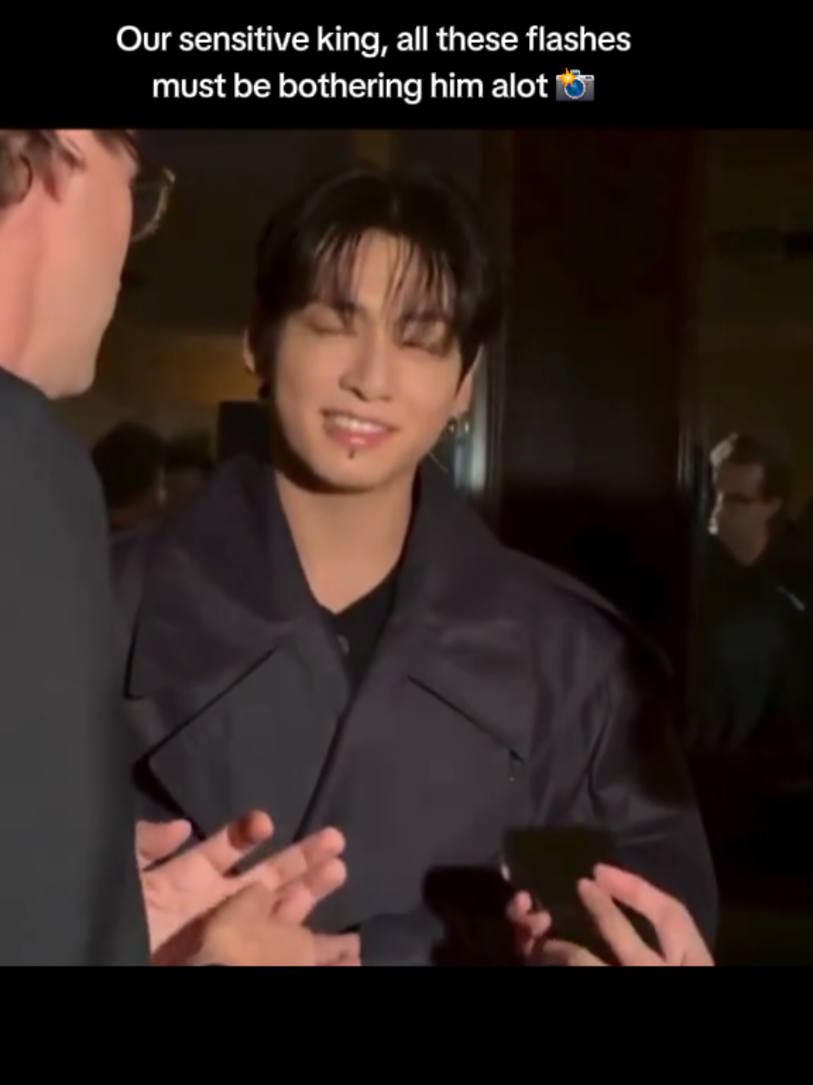 We all know how sensitive Jungkook is to lights, all these flashes this must be torture for him  #jungkook #flashes #calvinklein #sensitive #fyp 