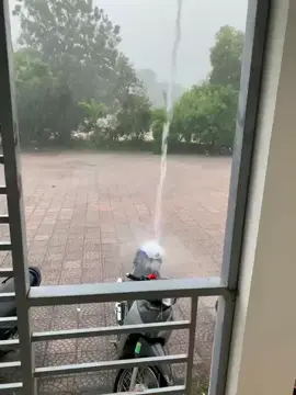 Không biết làm gì ác quá không mà tưng đấy người chúng nó cất mũ hết, bỏ mỗi mũ mình ở lại #xuhuong #baton 