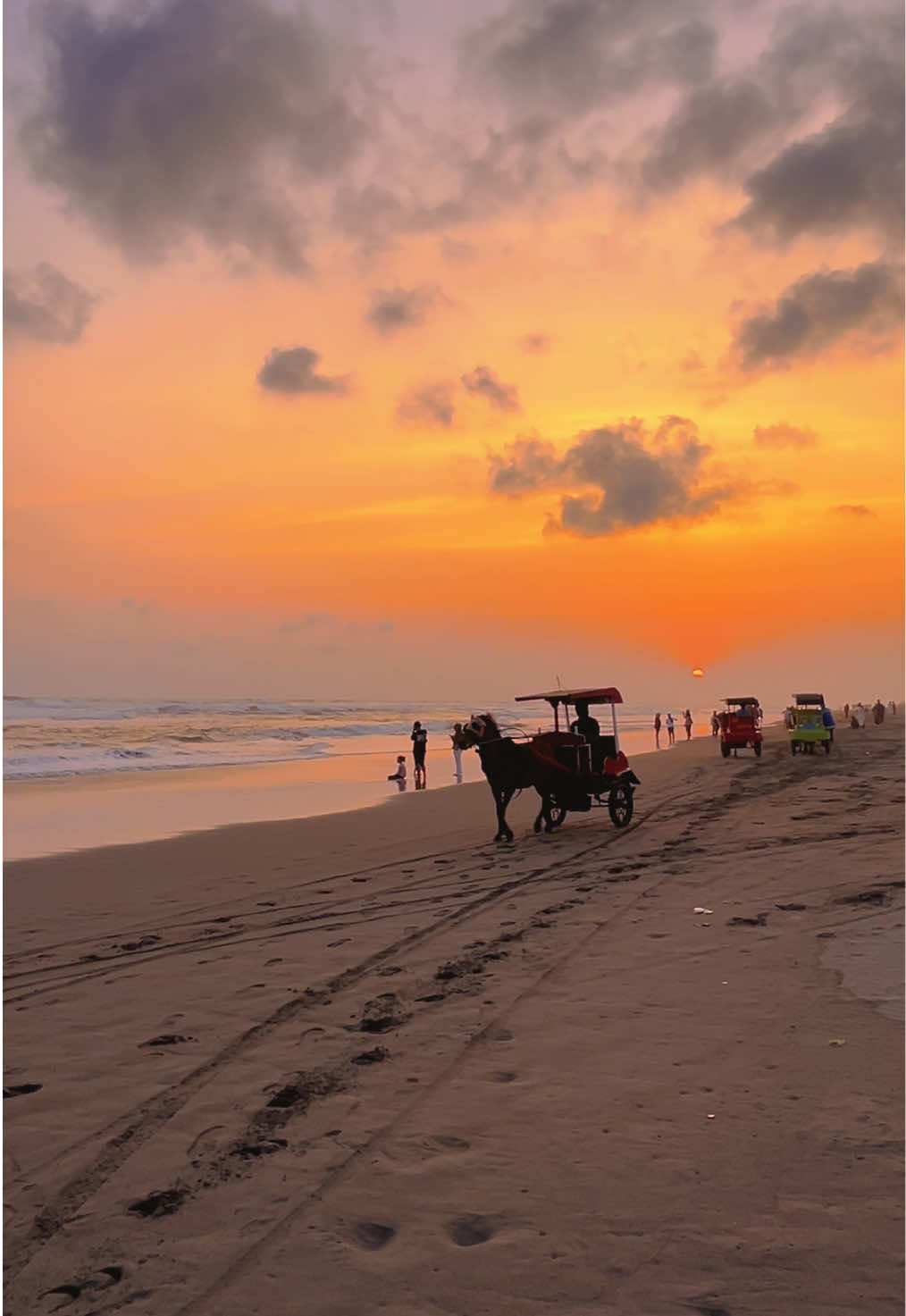 POV:sunset di Pantai Parangtritis itu terasa magis dan penuh aura mistis. 🌅✨ ✅ Paket wisata ✅ Boleh request wisata(flexibel) ✅ Sewa mobil &driver  ✅ Cocok buat keluaga atau rombongan 📞 Hubungi kami sekarang & booking jadwalmu! 📍 Wisata kejogja 📱 (081229920171) #jogja24jm #fypシ❤️💞❤️  #wisatakejogja #rentaltripjogja #pantaiparangtritis 