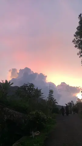 sore itu bersamamu  #gunungtanggamus #senja #mountain #pesonaindonesia #fyp @Gunung Tanggamus 2101 Mdpl 