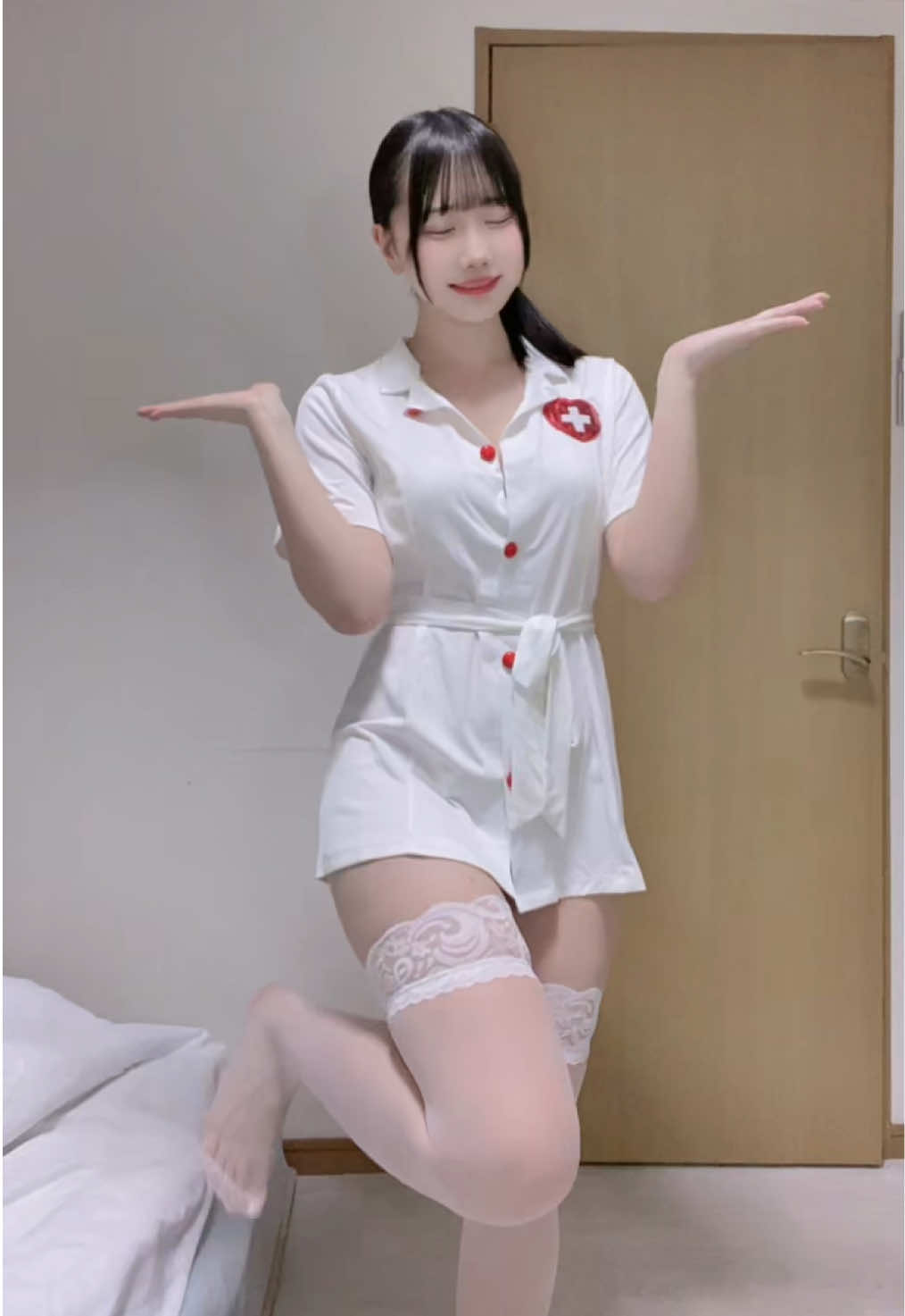 スカート丈ギリギリすぎる^⸝⸝𖦹 ·̫ 𖦹⸝⸝^#ナース服 #fyp #fypシ゚ 