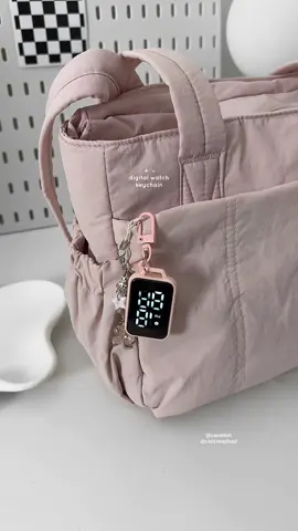 para sa friend mo na ang fav line ay “anong oras na” 😅💭 #digitalclock #digitalwatchkeychain #clockkeychain #anikanik #keychain 