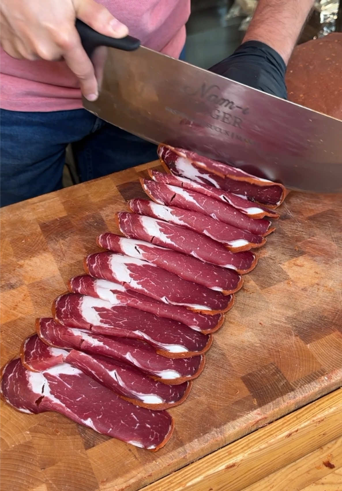 Kayseri Pastırması  . Kayseride @namideger.pastirma'ya uğradım ustamla birlikte güzel bir kayseri pastırması kesimi çekimledik ben bu Lezzete bayıldım muhteşem bir Lezzetti  . #kayseri #pastırma #lezzet #yemektarifleri #yemekturkiyecom 