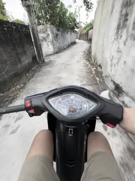 Bình yên nhất là được ngủ ở nhà. Thật mừng là mình được về nhà. Dù có chút tốn kém, có chút mệt mỏi, có chút lo âu. Nhưng mình về nhà rồi. Mưa to gió lớn vẫn không sợ, chỉ sợ những ngày khóc sưng mắt vẫn không được về nhà.   Dù chỉ là ngủ ở nhà vài bữa rồi lại phải đi. Thôi thì coi như mình đi du lịch dài hạn, rôi sẽ lại về nhà thôi. Bố mẹ luôn đợi mình! 🏡🌿#xhhhhhhhhhhhhhhhhhhhhhhh 