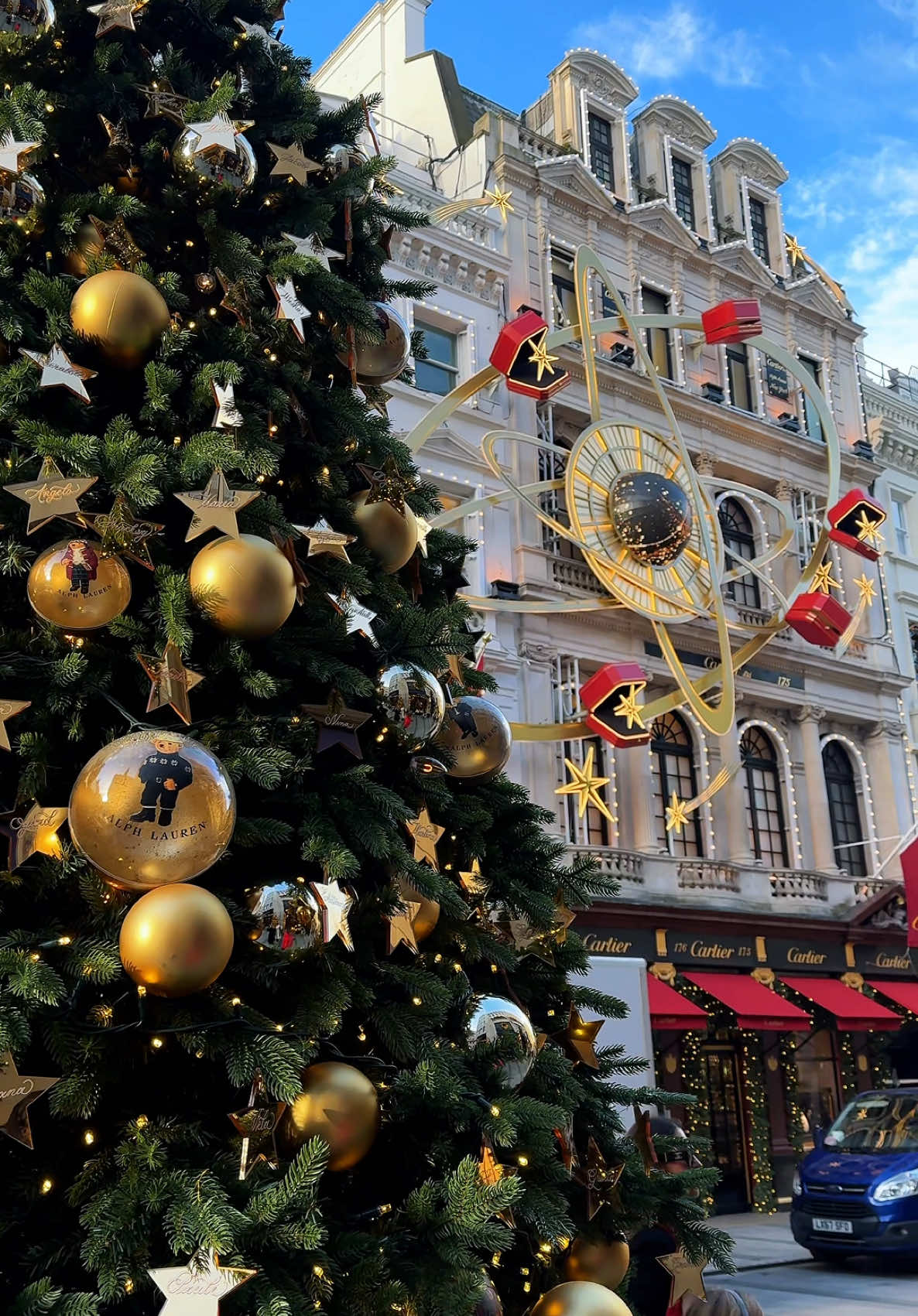 Bond Street at Christmas is pure magic! Cartier, Ralph Lauren, Tiffany… ✨ But… what will this year’s windows look like? 👀 London really knows how to sparkle. 🇬🇧 #LondonChristmas #BondStreet #xmas #ChristmasWindows #LondonMagic