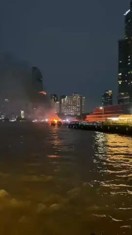 วันอาทิตย์ที่ 14 ก.ย 68 เวลา18:39 น.รับแจ้งเหตุเพลิงไหม้ท่าเรือวัดราชสิงขร เข้าซอยเจริญกรุง 74 สุดซอยกย จะ ว.15 จุดที่เกิดเหตุ ช่วงนี้มีเสียงระเบิดเป็นระยะ ลุกลามเข้าเรือลำที่ 2 เป็นที่เรียบร้อย #ศูนย์วิทยุพระราม199 #เปิดการมองเห็นเถอะ #ติดตามมาติดตามกลับ 