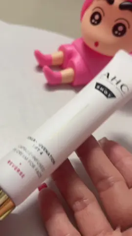👁️ Kem Mắt AHC Pro Shot Colla-Juvenation Lift 4 (30ml) ✨ Kem mắt + massage nâng cơ, chống lão hóa toàn diện ✨ Công dụng nổi bật: 	•	Giảm nếp nhăn, quầng thâm, bọng mắt hiệu quả. 	•	Công nghệ Colla-Juvenation Lift 4: kích thích sản sinh collagen, nâng cơ vùng mắt. 	•	Đầu massage kim loại mát lạnh, giúp dưỡng chất thẩm thấu sâu hơn, giảm sưng, thư giãn vùng mắt. 	•	Có thể dùng cho cả vùng mắt và toàn mặt để chống lão hóa. Thành phần chính: 	•	🌿 Collagen Complex: tăng độ đàn hồi da. 	•	🌿 Peptide & Niacinamide: dưỡng sáng, cải thiện quầng thâm. 	•	🌿 Chiết xuất thực vật: làm dịu và nuôi dưỡng da mỏng manh quanh mắt. Dung tích: 30ml Xuất xứ: Hàn Quốc Phù hợp: Da có dấu hiệu lão hóa, nếp nhăn, da chùng nhão quanh mắt. 👉 Cách dùng: 	•	Sau bước serum, lấy lượng kem vừa đủ thoa quanh mắt. 	•	Dùng đầu massage kim loại lăn nhẹ để dưỡng chất thấm sâu & giảm sưng. 	•	Có thể thoa toàn mặt như kem dưỡng chống lão hóa.#capcutmaster #CapCut #capcutfamília 
