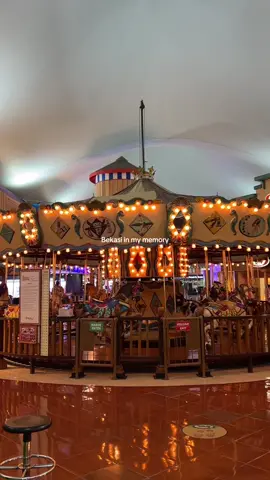 Back in the 2000s, every spot at Funworld was full of memories😢. Habis main perahu, pulangnya wajib makan AW🫶🏻 #bekasi #funworld #nostalgia2000an #metropolitanmallbekasi #masakecil 