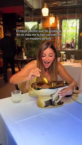 Me lo han servido en un inodoro de oro 😅😂 #parati #viral #postre 