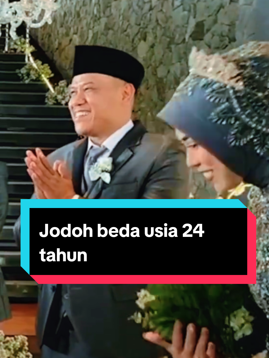 Nikah beda usia 24 tahun, Kang dedi mulyadi hadiri nikahan MANTAN rekan kerjanya. sc. : nandang suparman tiktok #kangdedimulyadi #dedimulyadi #nikah #bedausia #hadir 