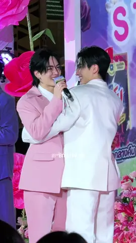 งาน OMO ให้อะไรกะเราบ้าง (เท่าที่ถ่ายทัน) เพิร์ธไม่เสิร์ฟสาววาย ✅ เพิร์ธเสิร์ฟตัวเอง ✅ แซนต้าสู้มือพี่เพิร์ธ ✅ สาววายโดนเพิร์ธแซนต้าขิงหนักมาก ✅ สุดท้ายสาววายตกงานเพราะโดนเพิร์ธแย่งหน้าที่หมดแล้ว ✅ จบนะ 🤣😂🤣😂 #Perthtanapon #Santapp  #PerthSanta #เพิร์ธแซนต้า  #OmoScentWonderxPerthSanta  PERTHSANTA OMO NIGHTKISS 