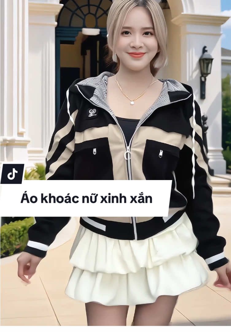 Áo khoác nữ form rộng với chất liệu nhung gân tăm cao cấp, lót caro cotton mềm mại. Thiết kế trẻ trung, năng động, phù hợp cho mọi hoạt động thường ngày. Điểm nhấn là 4 túi tiện dụng và dây kéo kim loại chắc chắn. Phù hợp mặc trong nhiều dịp, từ đi dạo phố đến các hoạt động ngoài trời. #aokhoacformrong #aokhoacnhung #aokhoacnu #aokhoactre #xuhuong 