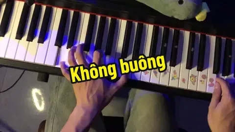 Không buông - Em vẫn còn nhớ những lần mình đã hứa hẹn Cùng nhau mãi mãi chẳng rời xa Và môi hôn vẫn để lại đó bao ngọt ngào xưa Giờ thì đã quá trễ rồi vì phút bốc đồng Mà đôi ta chẳng thể nào cạnh bên Hỏi em còn yêu không em trả lời là không còn nhưng đó chỉ là dối lòng#piano#xuhuong#cover#fyp#trending