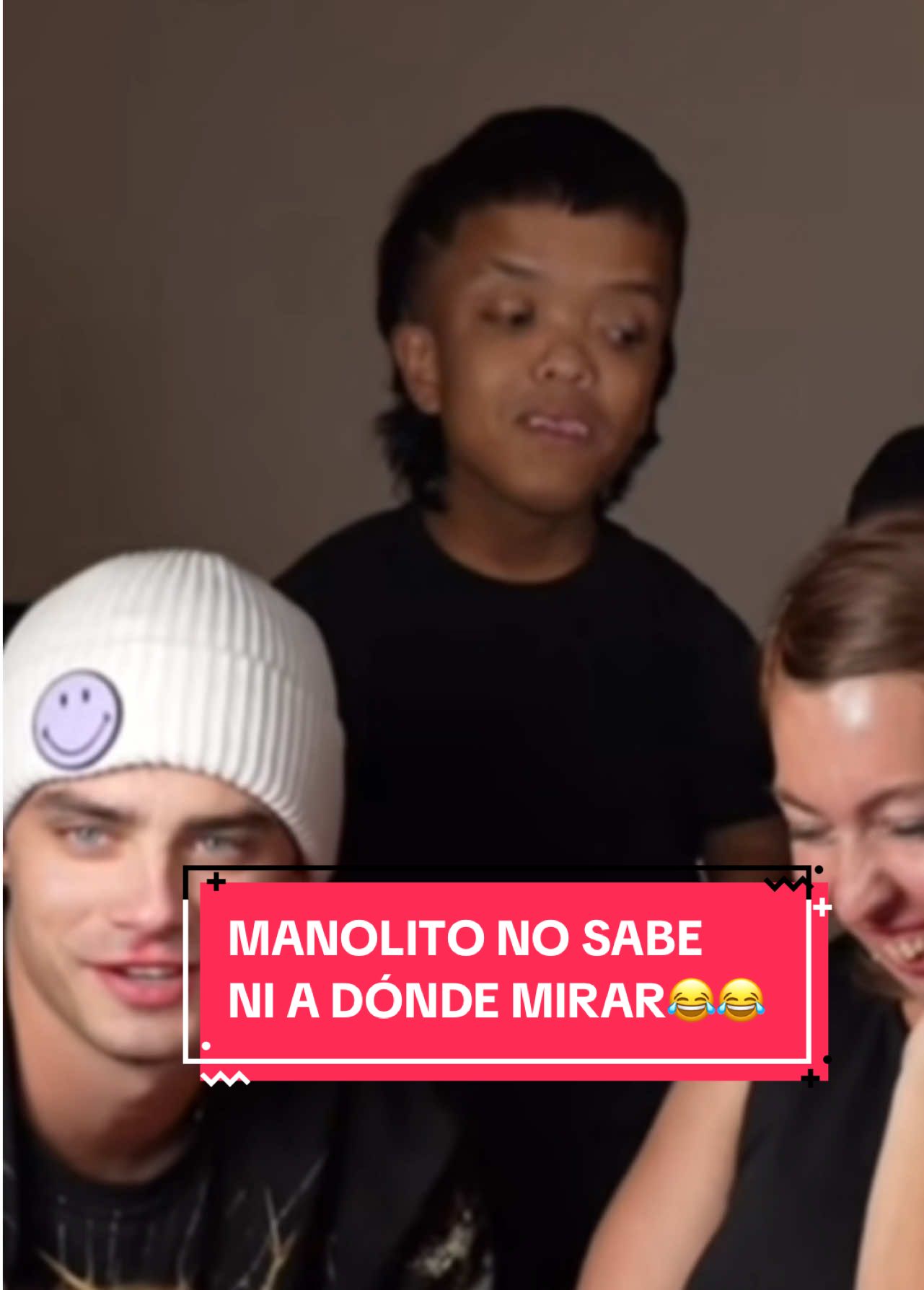 MANOLITO NO SABE NI A DÓNDE MIRAR😂😂 #zonagemelos #manolitorojitas #teresamoreno #misha #beso 