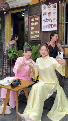 Là 2 chúng tui tự book makeup, làm tóc đi Hội An chụp được 2 bộ áo dài đã cảm thấy say xẩm mặt mày muốn đi về lấy chồng cho rùi 😆 #fyp #xuhuong #aodaivietnam🇻🇳 #aodaiGiGi #aodaitet 