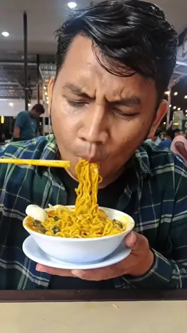 Warkop Agam Letda Sujono, tempat tongkrongan yang luas dan yang terkenal disini Mie Bangladesh yang rasanya otentik bumbu rempahnya terasa Berlokasi di Jl Letda Sujono Depan RS Colombia  buat kamu yang mau nobar disini juga bisa #warkopmedan #warkopagam #miebangladesh #rekomendasitempatnongkrong #tempatnongkrong 
