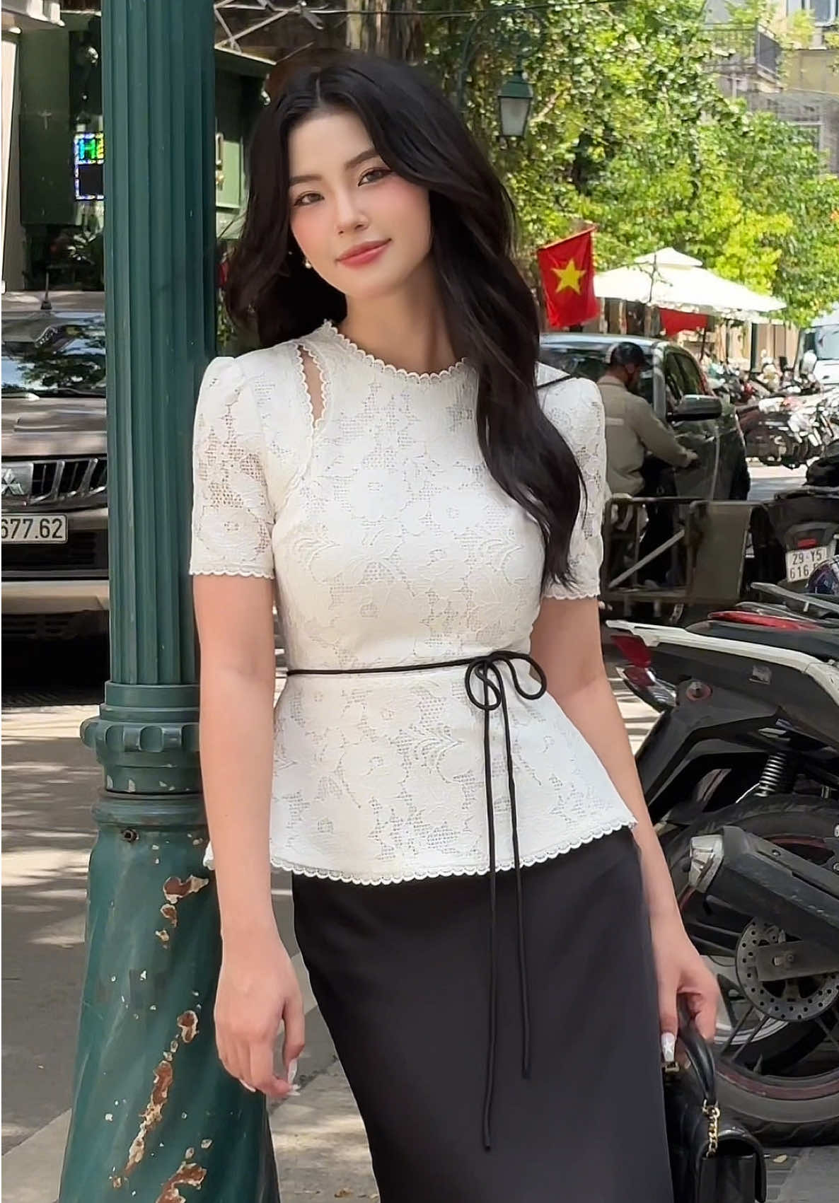 Dạo phố cùng GALY, tận hưởng những khoảnh khắc thường ngày với set đồ thanh thoát và nữ tính 🖤  #Galyofficial #Galyclothing #Femmenouvelle 