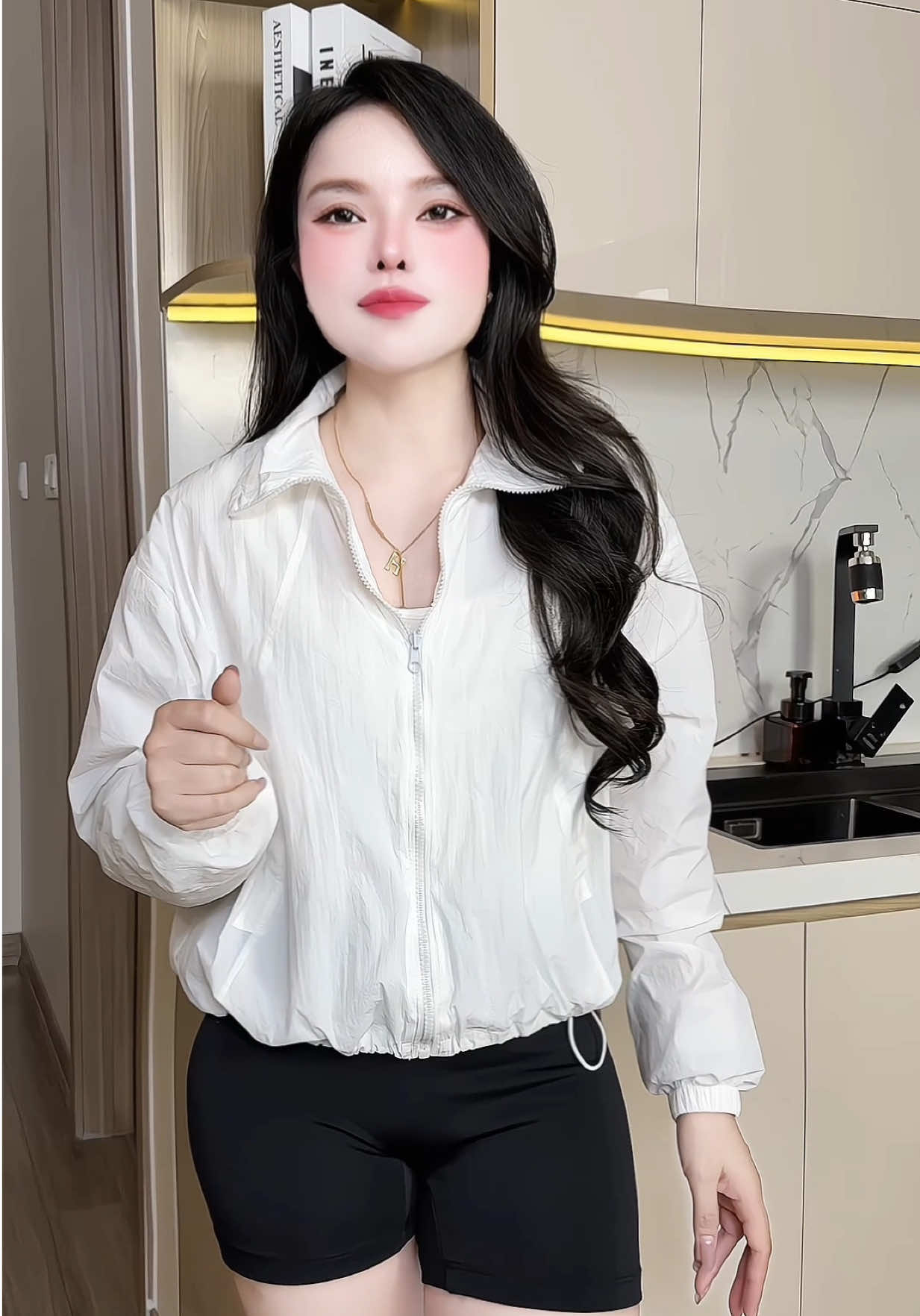 Mặc là mê. Áo khoác gió nhăn hai lớp diện lên xinh ơi là xinh mà giá thì rẻ form mặc lên hack tuổi #gucuahue #aokhoac #aokhoacnu #aokhoacgio #aokhoacchongnang