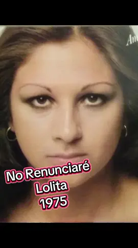 No renunciaré A esa paz que tú me das día tras día A cambiar mis penas por tus alegrias Y a ese amor que tú me das con garantía No renunciaré A esa flor que tú me das cada mañana A vivir constantemente enamorada A soñar juntos los dos de madrugada No renunciaré Ni a tus ojos, ni a tus brazos, ni a tu boca Ni a tu risa, ni a tú loco proceder Ni a tus besos con los que me vuelvo loca Ni a la fuerza con que tú me haces querer No renunciaré Ni a tus ojos, ni a tus brazos, ni a tu boca Ni a tu risa, ni a tu loco proceder Ni a tus besos con los que me vuelvo loca Ni a la fuerza con que tú me haces querer No renunciaré A la luz que tú me das si estoy a oscuras A saber que esto es amor y no aventura A encontrar limpio el camino de la duda No renunciaré Yo sin ti seria un barco a la deriva Una más de las que van por ahi perdidas Y sin ti sentido no tendría mi vida No renunciaré Ni a tus ojos, ni a tus brazos, ni a tu boca Ni a tu risa, ni a tu loco proceder Ni a tus besos con los que me vuelvo loca Ni a la fuerza con que tú me haces querer No renunciaré Ni a tus ojos, ni a tus brazos, ni a tu boca Ni a tu risa, ni a tu loco proceder Ni a tus besos con los que me vuelvo loca Ni a la fuerza con que tú me haces querer #musica #fyp #paratiiiiiiiiiiiiiiiiiiiiiiiiiiiiiii #pop #musicadelrecuerdo 
