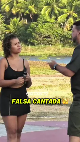 Falsa cantada 🤣🤣🤣 #pegadinha #humor #comedia 