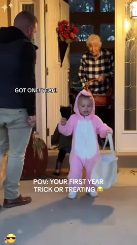 Baby’s first time tick-treating during Halloween #baby#toddler#toddlersoftiktok #trickortreat #thalloween