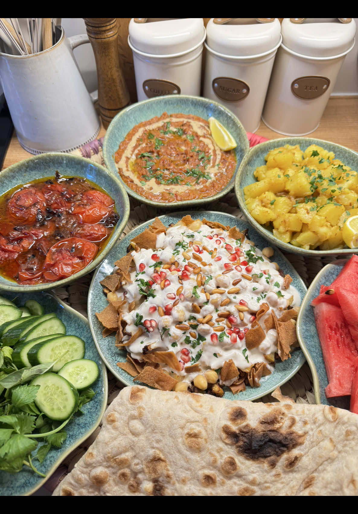 ⁨	⁨	عشاكم عليه❤️ شي اطيب من شي وكله سهل ولذيذ الفول ضفتله بهارات نسيت اكتبهه (فلفل اسود،كمون،) صوص الفته(٣ ملاعق كبيره لبن،ملعقتين راشي،ربع كوب ماي،عصير نص ليمونه،ملعقه صغيره كمون،رشه ملح،فلفل اسود) #نواشف #اكلاتي#اكسبلور 