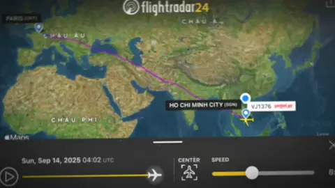 VIETJET AIR CHÍNH THỨC ĐÓN MÁY BAY AIRBUS A330-300 THỨ TÁM GIA NHẬP ĐỘI BAY CỦA MÌNH Sáng ngày 14/9, tàu bay Airbus A330-300 thứ 8 của hãng hàng không Vietjet Air đã hạ cánh tại sân bay quốc tế Tân Sơn Nhất sau hành trình bay hơn 12h từ Pháp về Việt Nam. Cụ thể, chiếc máy bay đã khởi hành từ chiều ngày 13/9 thực hiện chuyến bay VJ1376 từ Paris (ORY), Pháp về Thành phố Hồ Chí Minh (SGN), Việt Nam cất cánh lúc 17h18 ngày 13/9 và hạ cánh tại sân bay quốc tế Tân Sơn Nhất lúc 10h49 sau 12h31p bay. Đây là chiếc Airbus A330-300 thứ 8 trong đội bay thân rộng của hãng hàng không giá rẻ này và điều đặc biệt hơn nữa là chiếc A330 thứ 8 được thiết kế có phòng nghỉ riêng cho phi hành đoàn điều mà 7 tàu bay trước không có, rất phù hợp đối với các đường bay dài của hãng vì tàu bay này được khai thác bởi 1 hãng trước đó tại Pháp là Corsair một hãng chuyên bay đường dài. Máy bay mới này của Vietjet Air là Airbus A330-343 mang số đăng bạ VN-A820 có mã xuất xưởng 1376, số đăng bạ nhà máy là F-WWYE, lắp ráp tại Toulouse có chuyến bay đầu tiên ngày 14/12/2012, bàn giao cho Corsair ngày 15/1/2013 và sau đó là Vietjet Air ngày 13/9/2025 (12,8 năm tuổi). Máy bay được trang bị 2 động cơ Rolls-Royce Trent 772B-60. Ảnh: @Breaking News Aviation  #nguyenminhairspotters#teammemaybay✈️#hangkhongvietnam#a330_300#vietjetair  