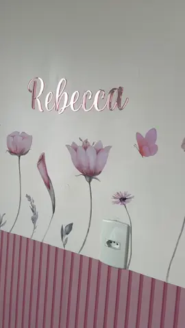 Cantinho da Rebecca! 🩷🥹   Decorado com @Shopee Brasil 🧡 Papel ripado ID: AAF-XTS-VYC Papel de flores ID: AAT-DLK-LGC Nome em acrílico ID: AXH-QAV-NCW #quartodemenina #paredefloral #meubebe #decorandocomshopee #shopeebr 