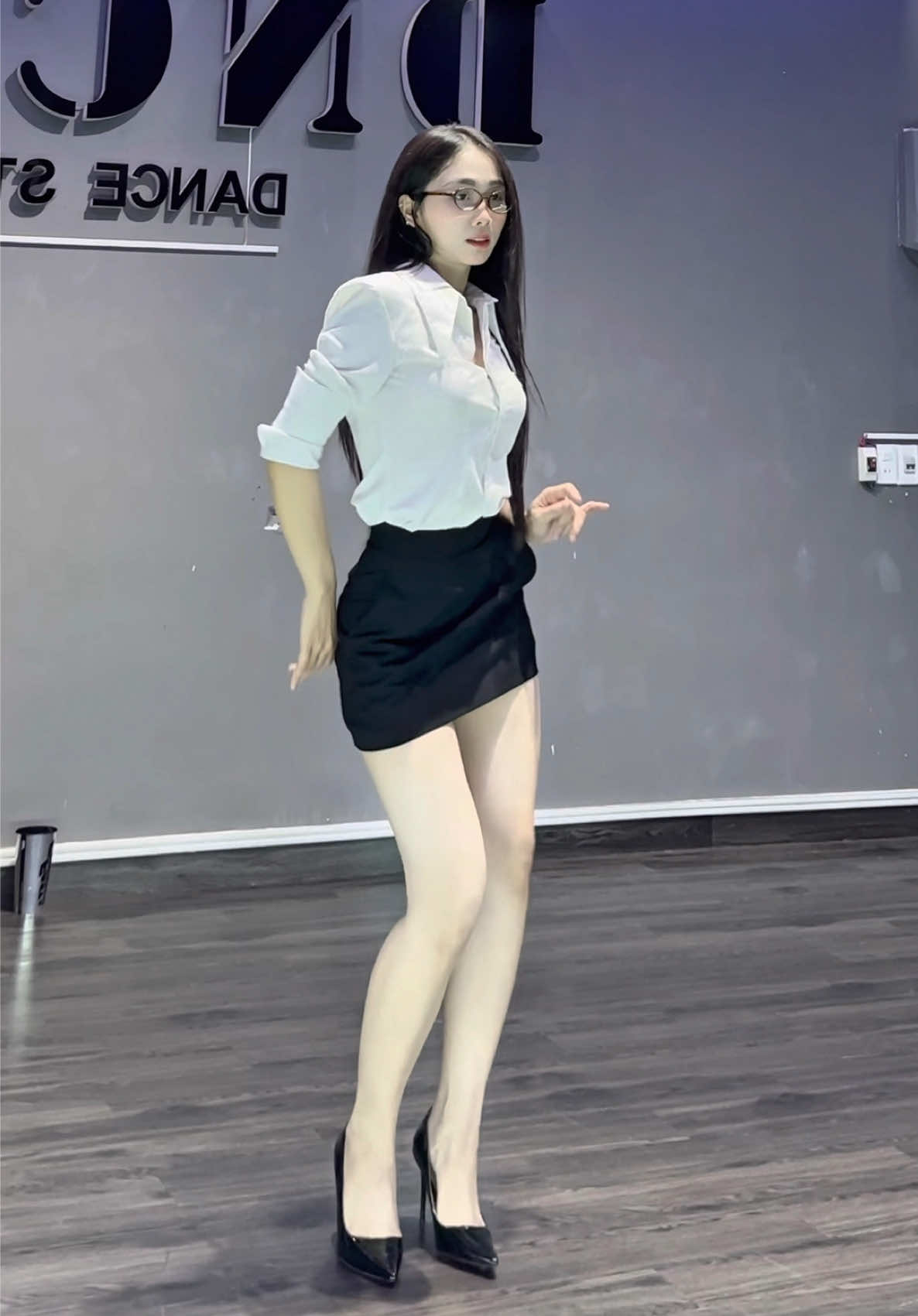 Áo trắng có làm a lo lắng 💃💃💃#dancebar #xuhuong #viral #daynhay 