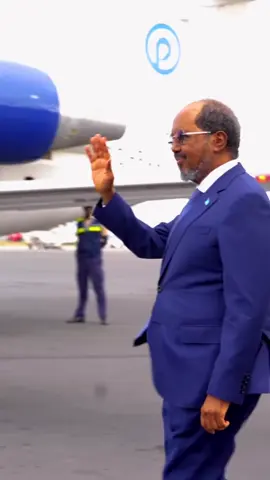 Madaxweyne Xasan Sheekh oo u ambabaxay dalka Qatar halkaas oo uu uga qeyb galayo Shirka Ururada Iskaashiga Islaamka iyo Jaamacadda Carabta.