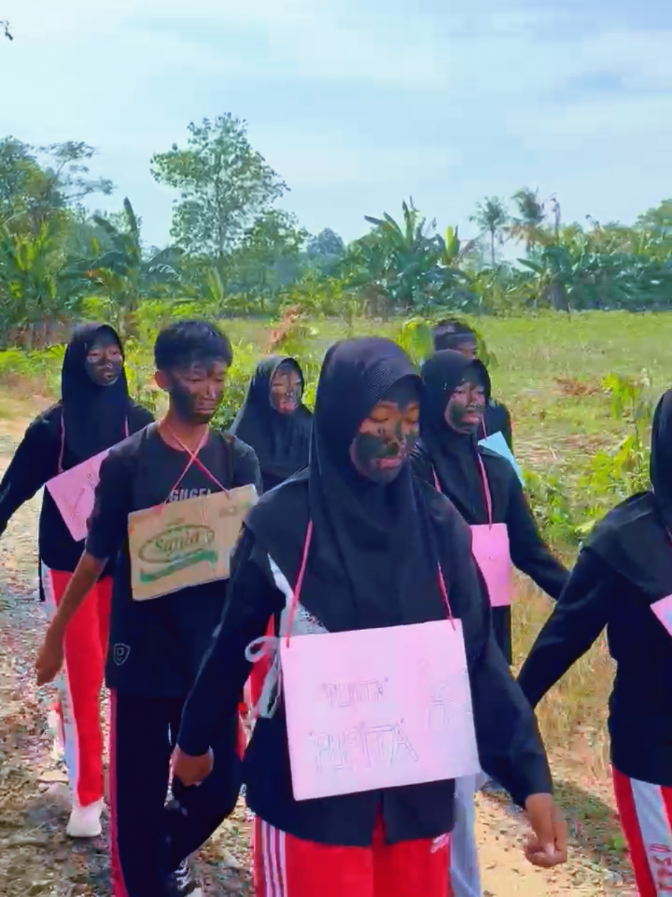 Kegiatan pelantikan Pasukan Garuda Muda SMPN 1 Terbanggi Besar di hari kedua pada siang hari diisi dengan hiking bersama. #SekolahIdola  #SpensaTerbesar  #SMPN1TerbanggiBesar  #Pasgarda #Pelantikan