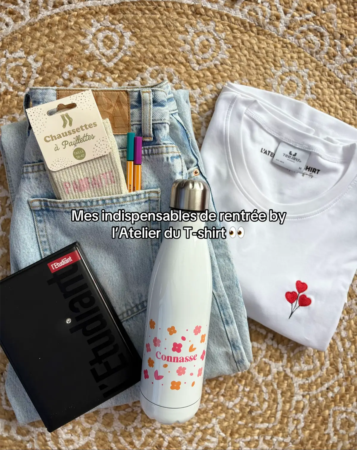 Une nouvelle étape commence : Ma rentrée en Master 1 🎓.  Un mélange d’excitation et de challenge… et je suis super reconnaissante de pouvoir vous présenter mon starter pack de rentrée avec ce combo parfait signé l’ @Atelier Du TShirt 💕 Un t-shirt made in Alsace qui va avec tout, des chaussettes pailletés pour affronter les cours et une gourde qui colle (un peu trop) à mon mood. La base pour survivre à septembre ✨ #collaborationcommerciale #produitsofferts 