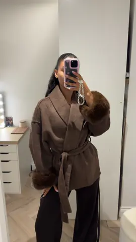 OBSESSED with this fur autumn coat🍂🧸 #autumnoutfits #autumncoats #TikTokMadeMeBuylt 