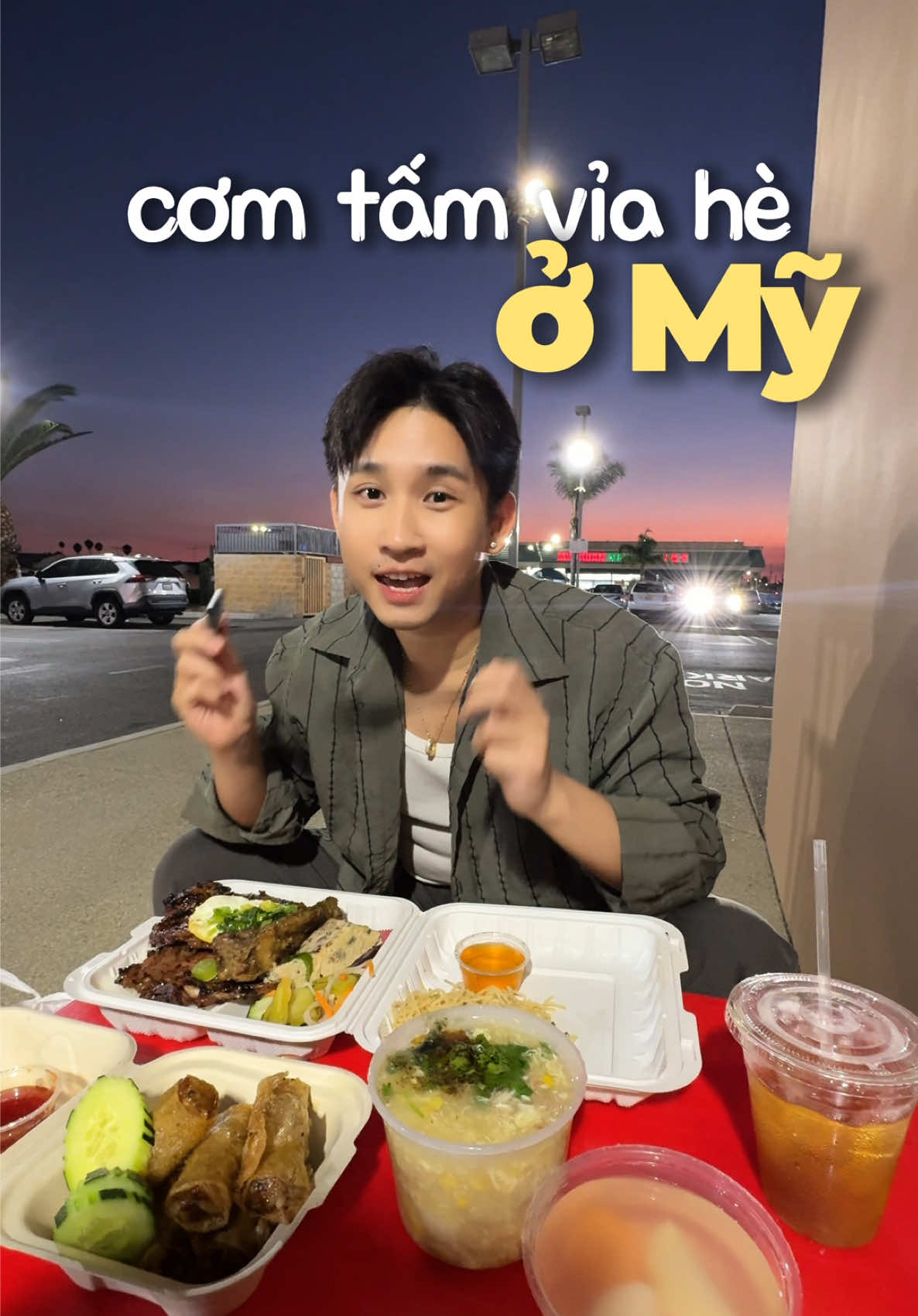 Cơm tấm bàn nhựa vỉa hè ở Mỹ, vị Zac thấy giống kiểu Sài Gòn. Mọi người từng ăn thử xe truck này chưa? 📍 Xe cơm tấm VH - 8990 Westminster Ave Westminster, CA 92683 #comtam #foodreview #zactd #vietnamesefood #ocfoodie 