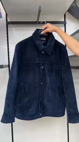 Áo khoác bomber Aristino chất liệu nhung tăm (corduroy) màu xanh navy. Áo có thiết kế cài khuy kim loại phía trước, cổ bẻ đơn giản, hai túi chéo hai bên tiện lợi. Chất nhung tăm dày dặn, mềm mại giúp giữ ấm tốt, rất hợp mặc mùa thu đông, mang lại phong cách trẻ trung nhưng vẫn lịch lãm. #CuốnHútThật #outfit #aristino #thoitrangnam #myoutfit 