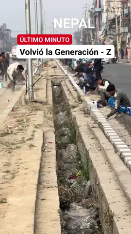 😱🌍 ¡UN EJEMPLO PARA EL MUNDO! Tras los disturbios recientes en Nepal, fueron los jóvenes de la Generación Z quienes sorprendieron a todos: salieron a las calles a limpiar, restaurar y devolver el orden a la ciudad. 🧹✨🇳🇵 Una muestra de civismo, conciencia y amor por su país, que ya se vuelve tendencia internacional. 🔥📲 #Nepal #GeneracionZ #UltimasNoticias #ÚLTIMAHORA #HoyNoticias     