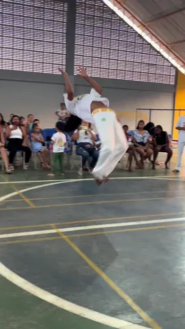 Show de saltos 🤯🔛. #fouryou #vaiprofycaramba #fyp #mortal #capoeira 