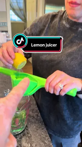 Fresh juice in seconds with no mess 🍋🍹 Say goodbye to sore hands and wasted juice—this squeezer gets it all out! #KitchenMustHave #CitrusSqueezer #JuicingMadeEasy #TikTokMadeMeBuyIt #CookingHacks