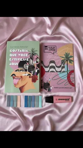 Um livro sobre “tudo aquilo que a gente perdeu”… Leitura que senti no peito, no estômago, na memória. 😮‍💨 “Gostaria que você estivesse aqui” vem com ares de livro simples, mas cheio de camadas. É uma história que se passa no Rio dos anos 80, em meio à efervescência da juventude, da música, dos amores e também das perdas. Tem a epidemia da AIDS como pano de fundo, mas o que pega de verdade é o tanto de vida que pulsa ali e os personagens que, como diz na apresentação do @bookster vai deixar o nome dos personagens ecoando na sua mente por dias… Não é só sobre o passado, sabe? É sobre o agora também, e sobre a gente tentando dar conta do mundo, das dores e das saudades que esmagam a gente. O. Tempo. Todo. Esse livro fez sentido no meu coração. Obrigada, Fernando Sheller, @harpercollinsbrasil e @taglivros  Gostaria que você estivesse aqui ⭐️⭐️⭐️⭐️⭐️ 319 páginas  Com carinho, Camila.