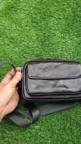 Túi Chéo Phom Ngang Da Bò Cao Cấp DB220 Chất liệu: Da bò thật 100% cao cấp, mềm, bền, càng dùng càng đẹp Thiết kế: Phom ngang hiện đại, màu đen trung tính, dễ phối đồ Kết cấu: 2 ngăn chính rộng rãi + 2 ngăn phụ nhỏ tiện lợi Dây đeo bản to chắc chắn, điều chỉnh linh hoạt Khóa kéo kim loại bền, trơn tru, chống gỉ sét Form cứng cáp, giữ dáng đẹp lâu dài Phù hợp: Đi làm – đi chơi – đi du lịch Dành cho: Nam & Nữ 👉 Một chiếc túi đa năng – bền đẹp – sang trọng, nâng tầm phong cách cho bạn! #chothaychay #tuidathat #tuideocheo #tuideocheonam #tuidabo 