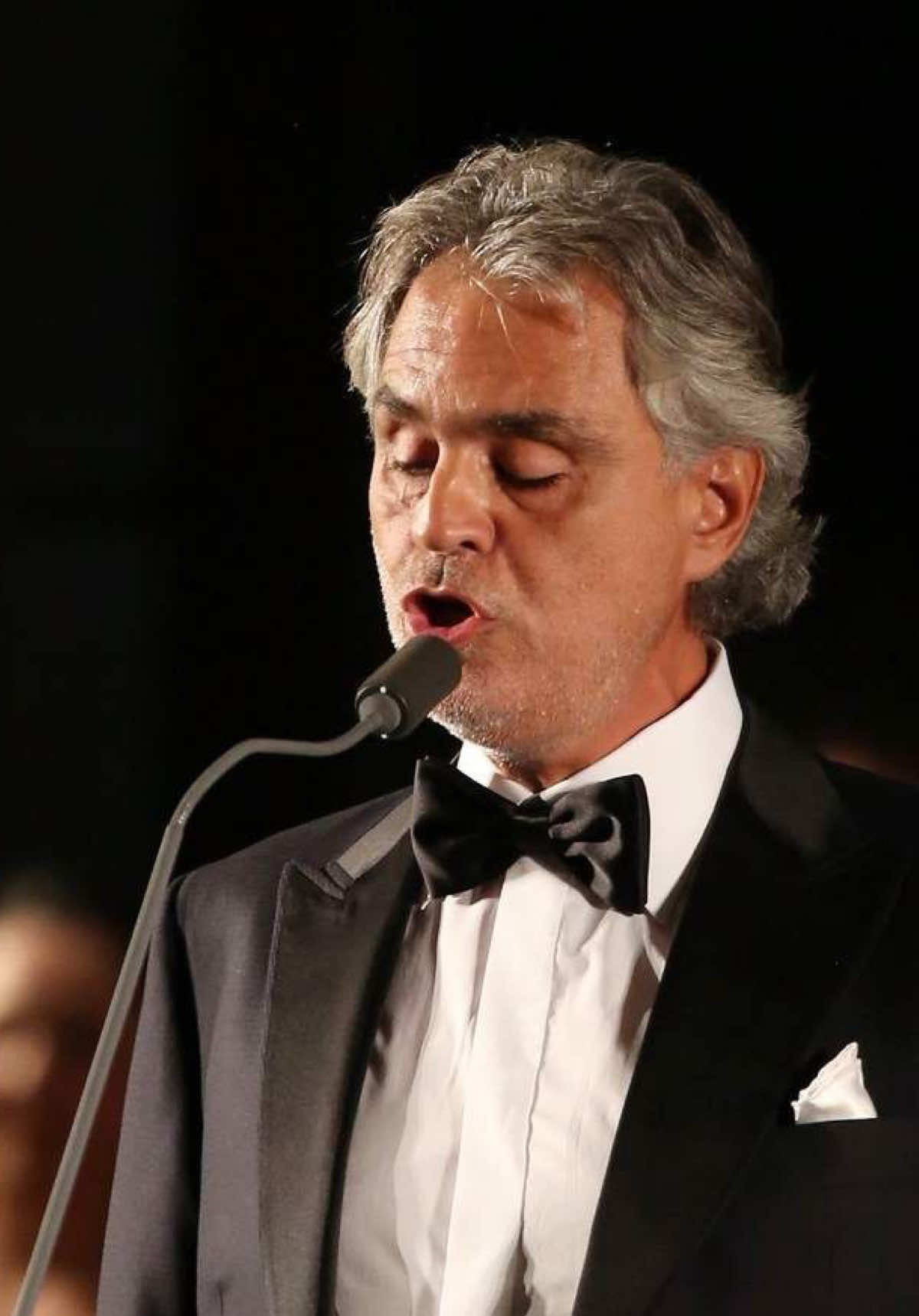 La increíble historia de la canción “vivo por ella” de Andrea Bocelli. #andreabocelli #karolg #concert #famous #vivoporella 