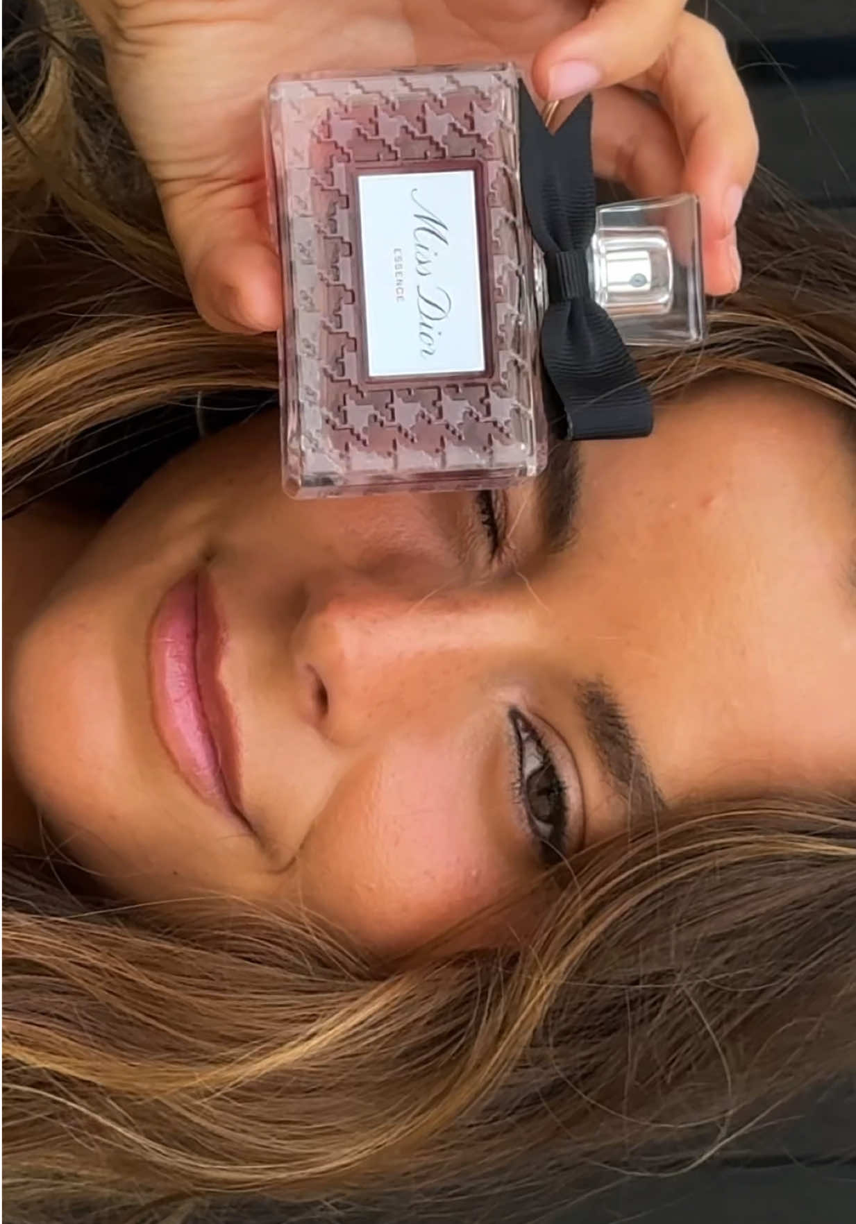 back to the city life with my miss dior 🎀🖤 @Diorbeauty #missdioressence #diorparfums #diorbeauty *ad