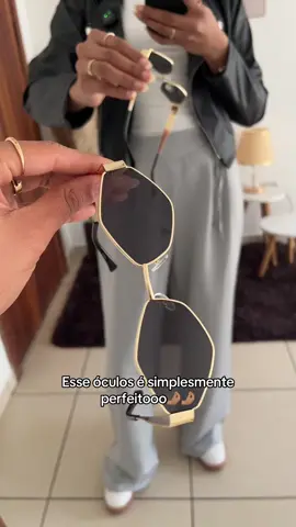 Esse óculos é simplesmente perfeito. #oculosdesol #oculosfeminino 