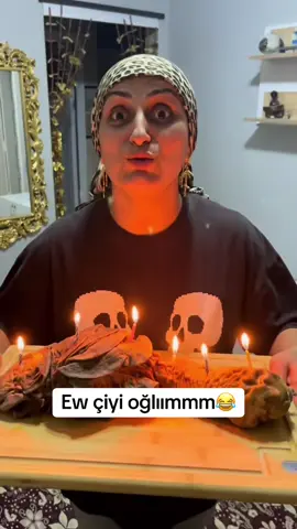 Yarabbi sen bu şıdanları hayatımdan eksik etme (hayatı boyunca en içten ettiği dua budur kesin)😂