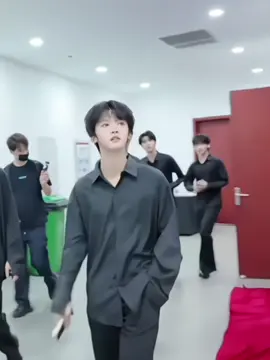 อย่าใส่เสื้อดำมันหล่อ #zhangyiran #จางอี้หราน #tffamily_4th_generation #tffamily🇨🇳💫 