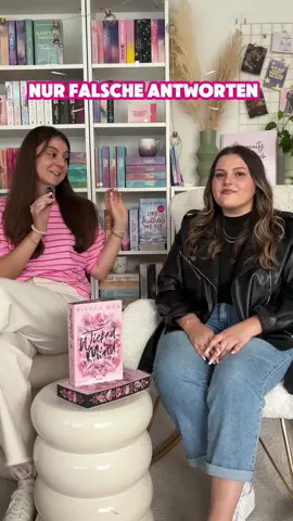 Nur falsche Antworten feat. Bianca Mov 😂 Von der Anreise per Flugzeug bis hin zu den Protagonist*innen Alfred & Krimhilde (schreibt man das so? 🤔🤪) - Was ist eure liebste falsche Antwort? @biancamov_author #Penguin #PenguinLovestories #WickedMind #NurFalscheAntworten #BiancaMov