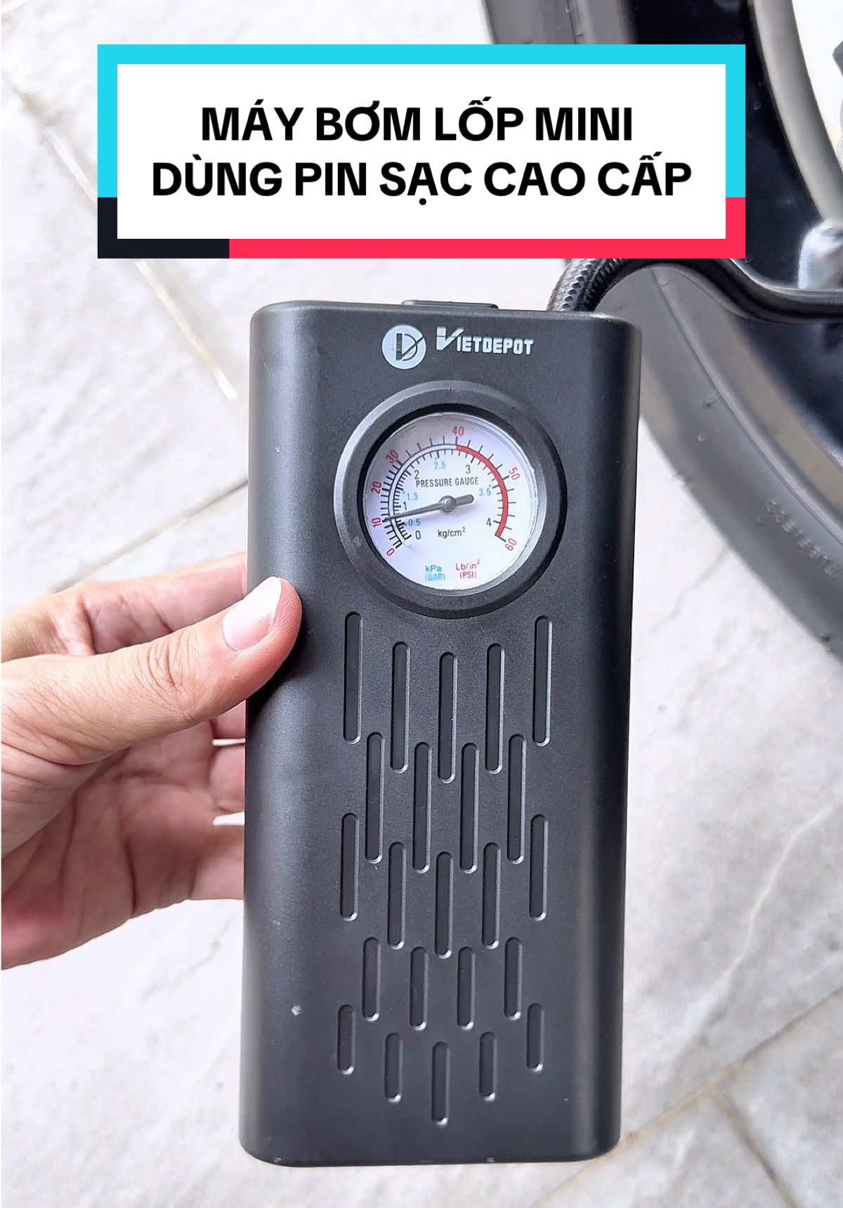 Máy bơm hơi mini cầm tay dùng pin sạc cao cấp Viet Depot, đa chức năng, thiết kế nhỏ gọn, theo dõi áp suất lốp. Bơm lốp xe ô tô, Bơm hơi xe ô tô, Bơm xe đạp, Bơm xe máy, Bơm bong bóng, Bơm banh thể thao #maybomxemini #maybom #maybomhoi