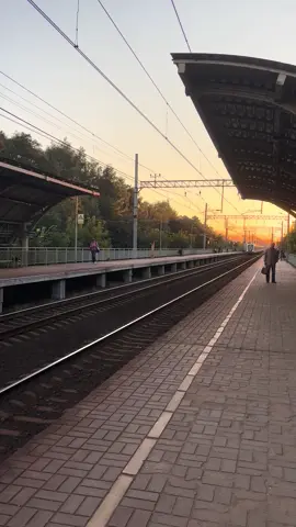 Một buổi chiều trên đường tàu ở Moskva… #xuhuong #cuocsongonga #duhocnga #vyvyrussia #taudien 